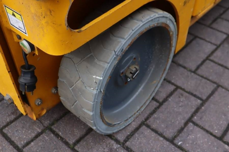 رافعة هيدروليكية مقصية Haulotte Compact 10 Electric, 10m Working Height, 450kg Cap: صورة 13