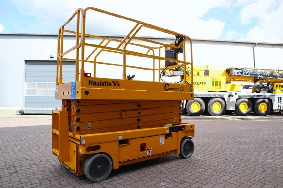 Haulotte Compact 12 Electric, 12m Working Height, 300kg Cap - رافعة هيدروليكية مقصية: صورة 2 Haulotte Compact 12 Electric, 12m Working Height, 300kg Cap - رافعة هيدروليكية مقصية: صورة 2