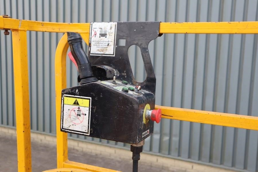 Haulotte Compact 12 Electric, 12m Working Height, 300kg Cap - رافعة هيدروليكية مقصية: صورة 4 Haulotte Compact 12 Electric, 12m Working Height, 300kg Cap - رافعة هيدروليكية مقصية: صورة 4