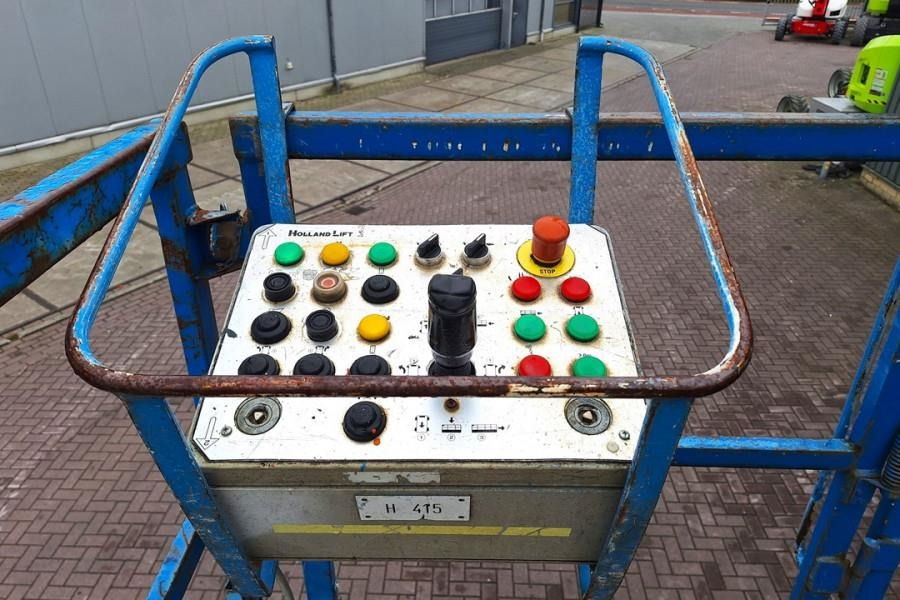 Holland Lift Megastar G-300DL30/S Diesel, 4x4x4 Drive, 33.5m Wo - رافعة هيدروليكية مقصية: صورة 4 Holland Lift Megastar G-300DL30/S Diesel, 4x4x4 Drive, 33.5m Wo - رافعة هيدروليكية مقصية: صورة 4