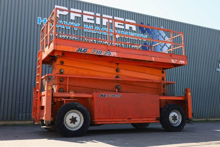 JLG 210-25 Diesel, 4x4 Drive, 23m Working Height, 1000 - رافعة هيدروليكية مقصية: صورة 1 JLG 210-25 Diesel, 4x4 Drive, 23m Working Height, 1000 - رافعة هيدروليكية مقصية: صورة 1