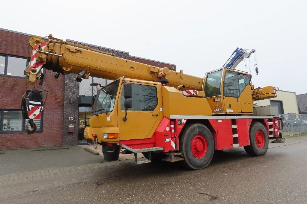 Liebherr LTM 1030-2.1  - رافعة لجميع التضاريس: صورة 1 Liebherr LTM 1030-2.1  - رافعة لجميع التضاريس: صورة 1