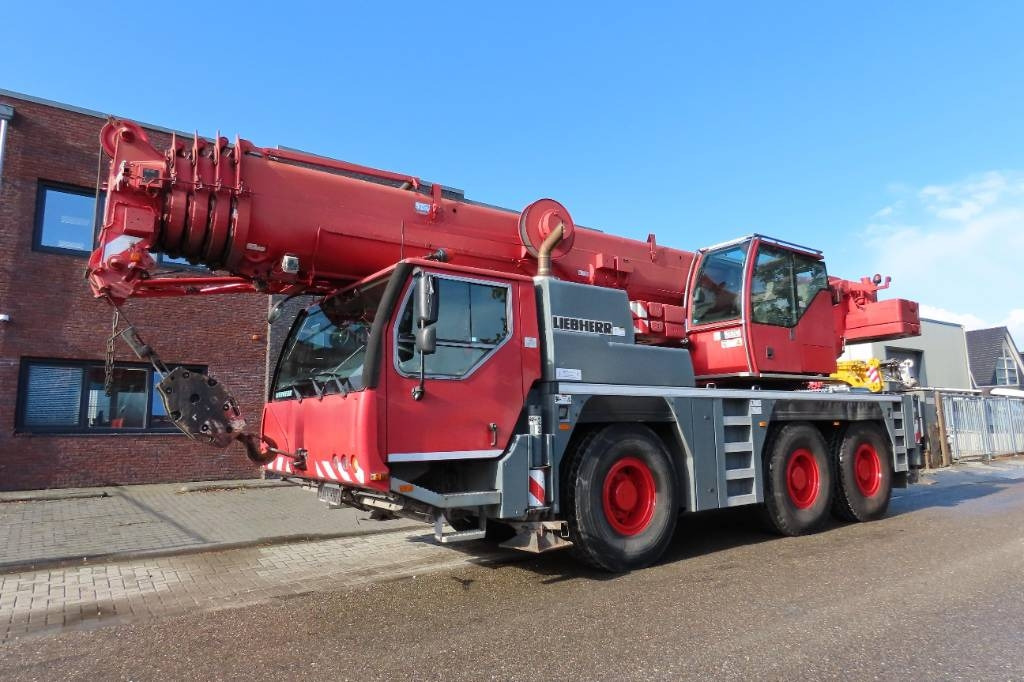 Liebherr LTM 1055-3.2 - رافعة لجميع التضاريس: صورة 1 Liebherr LTM 1055-3.2 - رافعة لجميع التضاريس: صورة 1