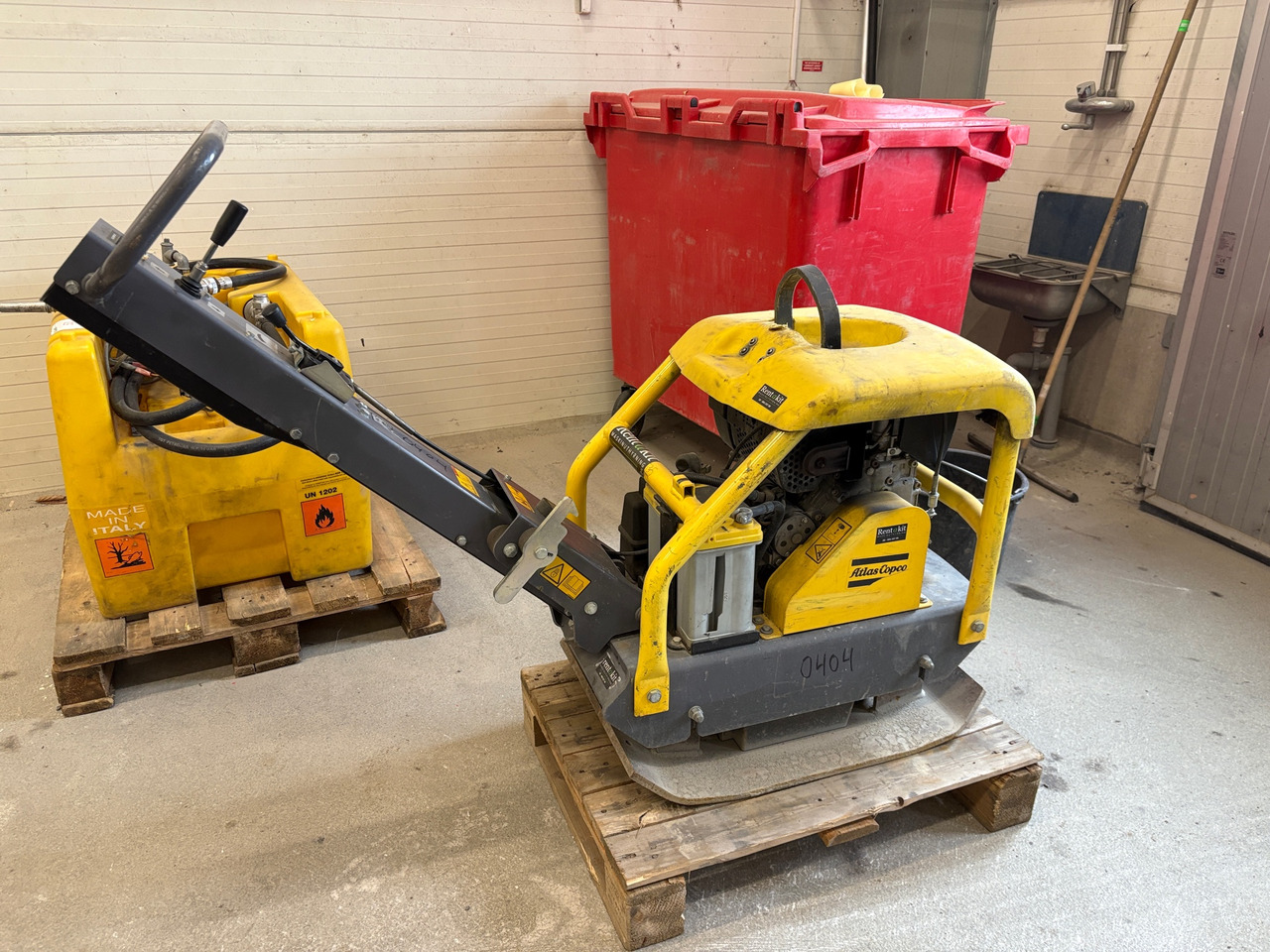 Atlas Copco LG 200 - لوحة اهتزازية: صورة 1 Atlas Copco LG 200 - لوحة اهتزازية: صورة 1
