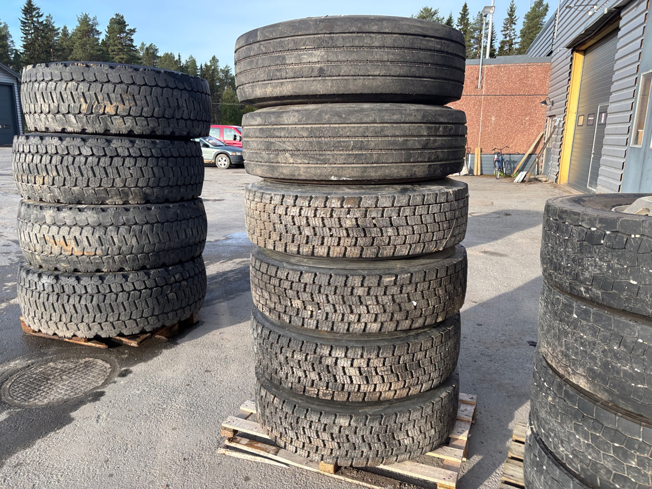 Bridgestone/ Falken - إطارات - شاحنة: صورة 1 Bridgestone/ Falken - إطارات - شاحنة: صورة 1