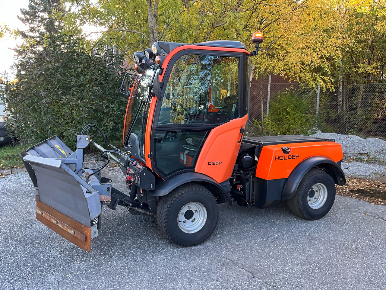 Holder C250 - آلية المنفعة/ مركبة خاصة: صورة 1 Holder C250 - آلية المنفعة/ مركبة خاصة: صورة 1