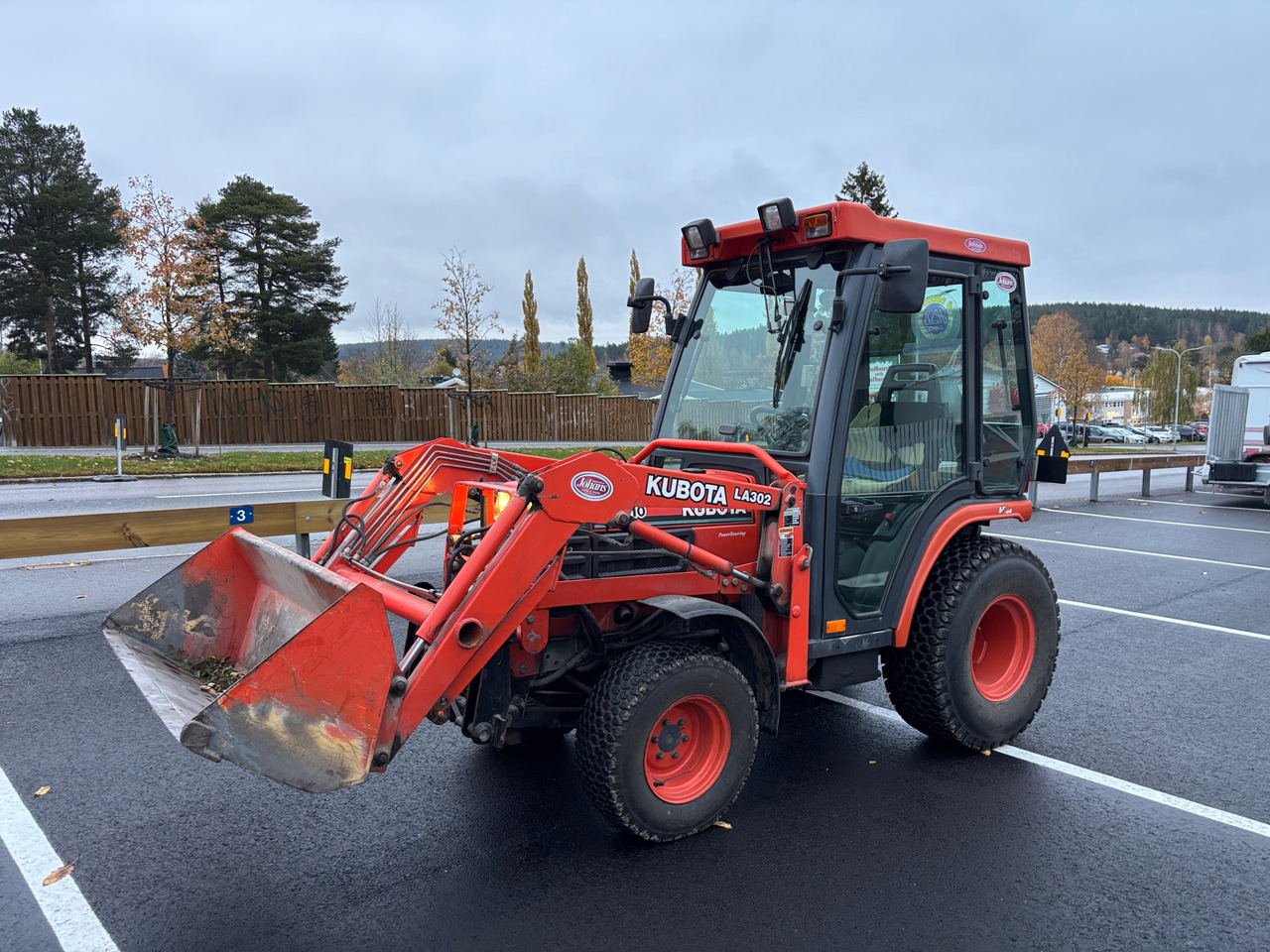 Kubota B2410 HST - جرار: صورة 1 Kubota B2410 HST - جرار: صورة 1