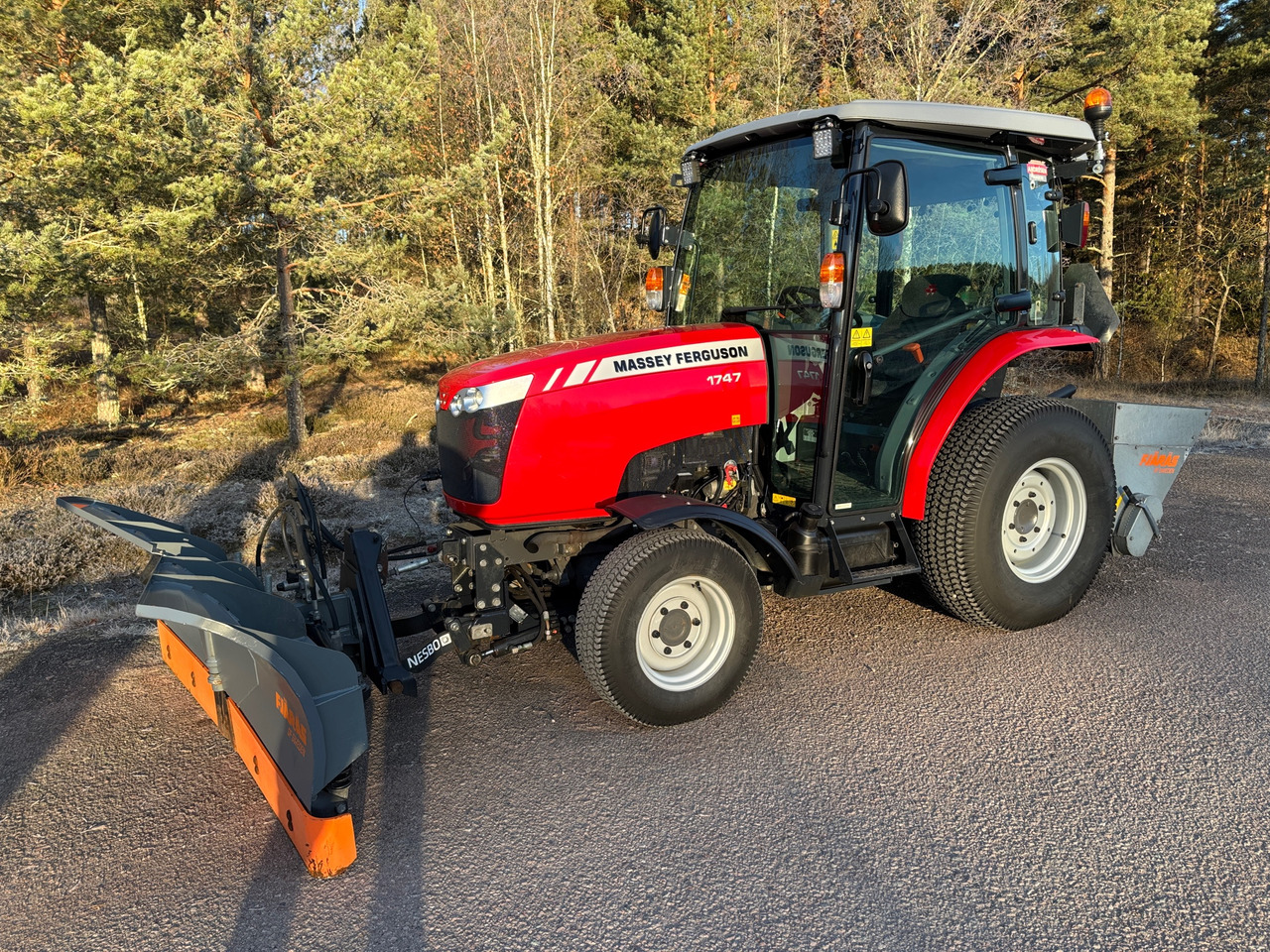 Massey Ferguson 1747 - جرار: صورة 1 Massey Ferguson 1747 - جرار: صورة 1