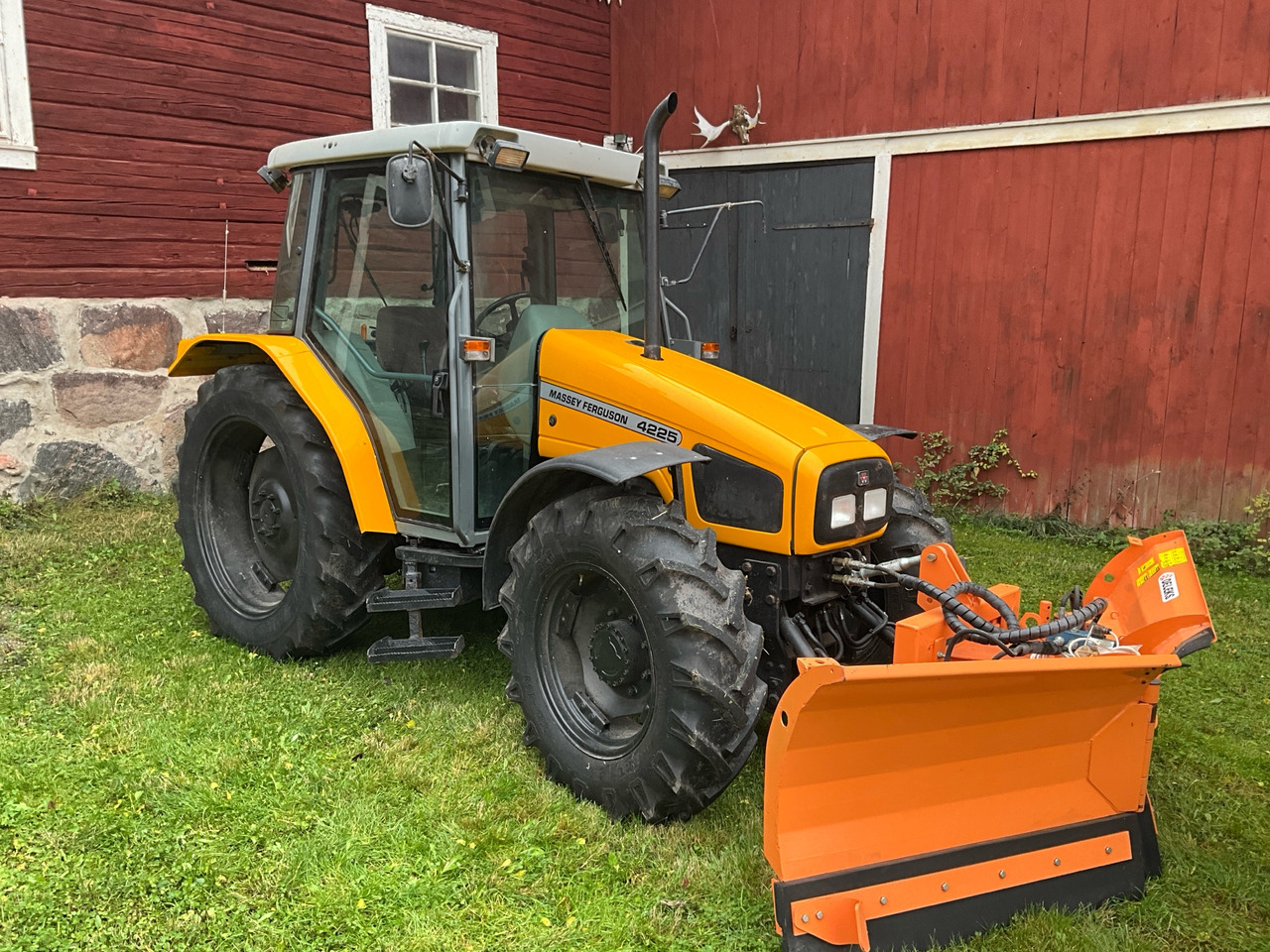 Massey Ferguson 4225 - جرار: صورة 1 Massey Ferguson 4225 - جرار: صورة 1