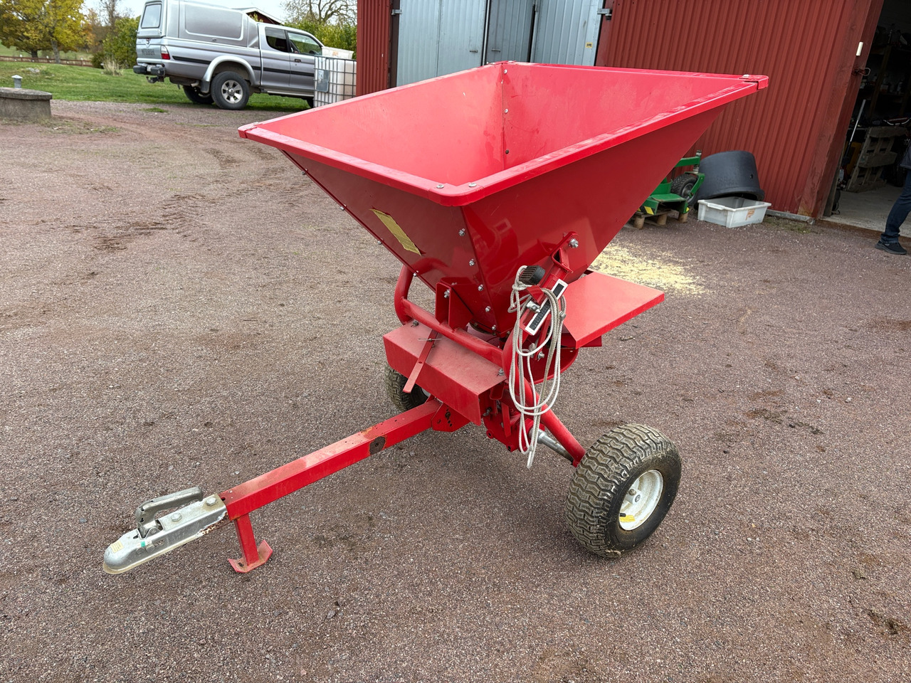 P. Lindberg 350 LV ATV - آلة رش السماد: صورة 1 P. Lindberg 350 LV ATV - آلة رش السماد: صورة 1