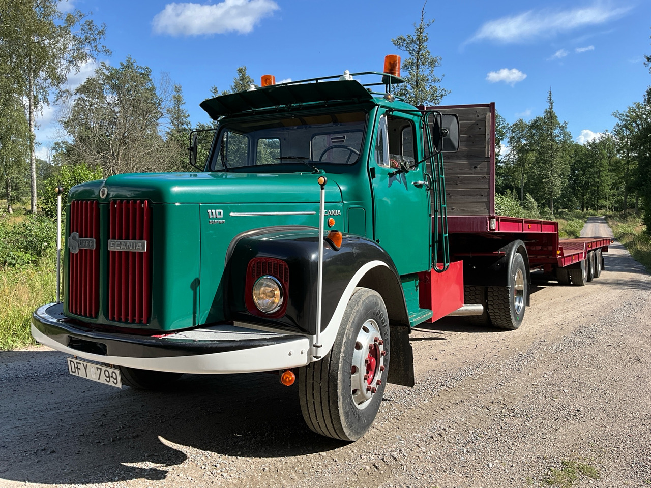 Scania 110 super - وحدة جر, عربة منخفضة مسطحة نصف مقطورة: صورة 1 Scania 110 super - وحدة جر, عربة منخفضة مسطحة نصف مقطورة: صورة 1