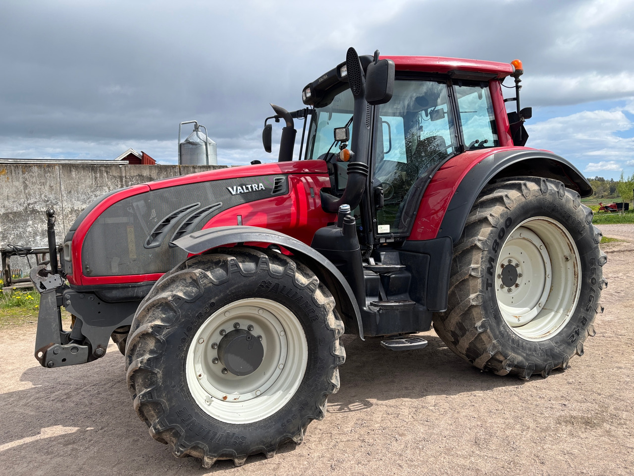 Valtra T213 - جرار: صورة 1 Valtra T213 - جرار: صورة 1