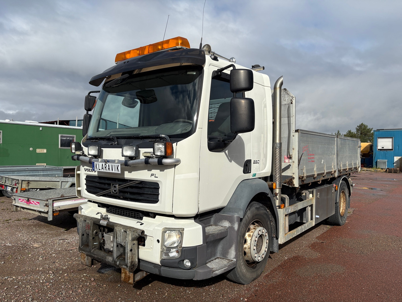 Volvo FL260 - شاحنات مسطحة: صورة 1 Volvo FL260 - شاحنات مسطحة: صورة 1