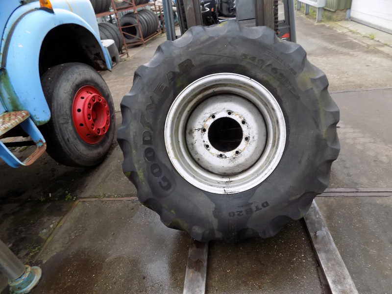 GOOD YEAR banden met velg good year banden met velg 540/65 R 24 - حصادة موحَّدة: صورة 1 GOOD YEAR banden met velg good year banden met velg 540/65 R 24 - حصادة موحَّدة: صورة 1