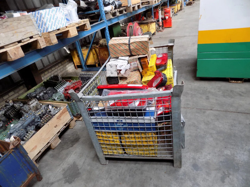 Verlichting voor truck en trailer HELLA VERLICHTING truck en trailer - مصابيح أضواء السيارة الخلفية: صورة 2 Verlichting voor truck en trailer HELLA VERLICHTING truck en trailer - مصابيح أضواء السيارة الخلفية: صورة 2