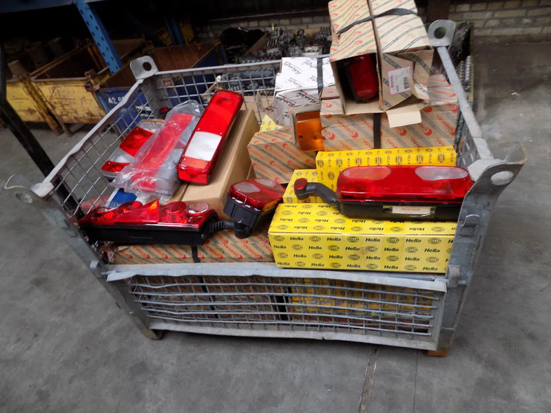 Verlichting voor truck en trailer HELLA VERLICHTING truck en trailer - مصابيح أضواء السيارة الخلفية: صورة 1 Verlichting voor truck en trailer HELLA VERLICHTING truck en trailer - مصابيح أضواء السيارة الخلفية: صورة 1
