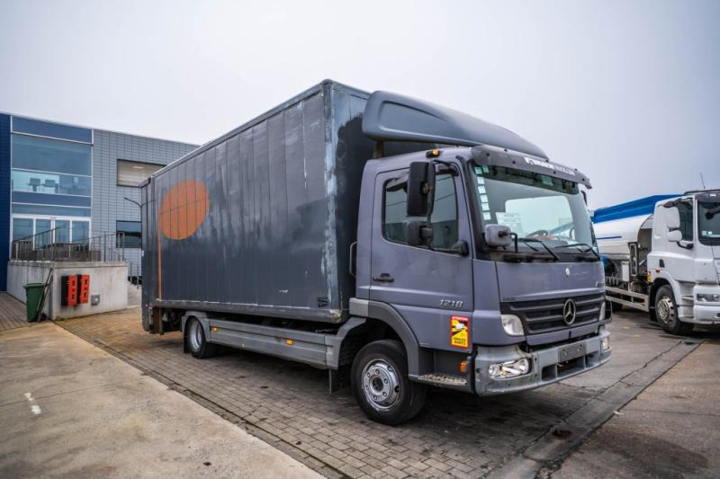 Mercedes ATEGO 1218 L+ moving lift - شاحنة مقفلة: صورة 2 Mercedes ATEGO 1218 L+ moving lift - شاحنة مقفلة: صورة 2
