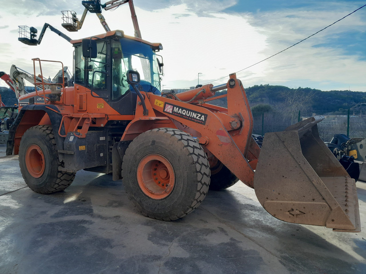 DOOSAN DL300 L/AUX - اللودر بعجل: صورة 1 DOOSAN DL300 L/AUX - اللودر بعجل: صورة 1
