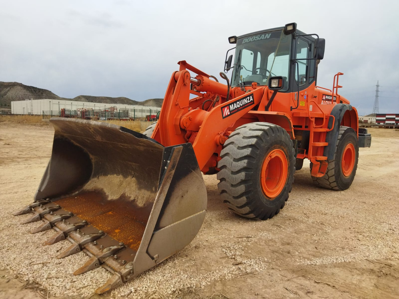 DOOSAN DL300 - اللودر بعجل: صورة 1 DOOSAN DL300 - اللودر بعجل: صورة 1