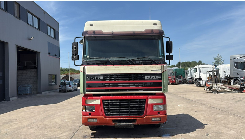 DAF XF 95.430 (EURO 3 / BOITE MANUELLE / MANUAL GEARBOX) - وحدة جر: صورة 2 DAF XF 95.430 (EURO 3 / BOITE MANUELLE / MANUAL GEARBOX) - وحدة جر: صورة 2