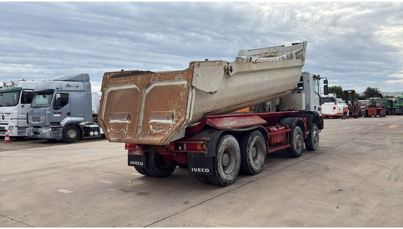 Iveco EUROTRAKKER 320 E 35 (GRAND PONT / LAMES / POMPE MANUELLE / 8X4 / CURSOR 8) - شاحنة قلاب: صورة 5 Iveco EUROTRAKKER 320 E 35 (GRAND PONT / LAMES / POMPE MANUELLE / 8X4 / CURSOR 8) - شاحنة قلاب: صورة 5