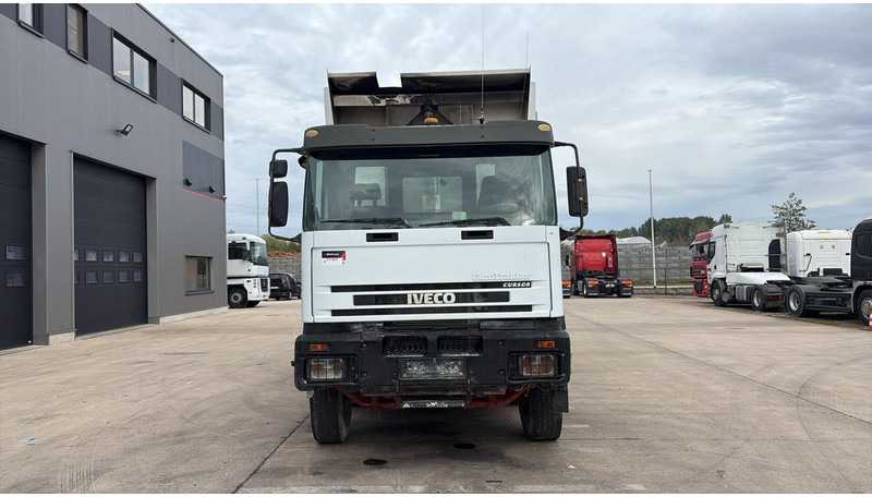 Iveco EUROTRAKKER 320 E 35 (GRAND PONT / LAMES / POMPE MANUELLE / 8X4 / CURSOR 8) - شاحنة قلاب: صورة 2 Iveco EUROTRAKKER 320 E 35 (GRAND PONT / LAMES / POMPE MANUELLE / 8X4 / CURSOR 8) - شاحنة قلاب: صورة 2