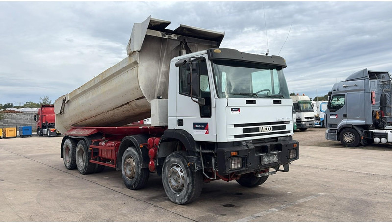 Iveco EUROTRAKKER 320 E 35 (GRAND PONT / LAMES / POMPE MANUELLE / 8X4 / CURSOR 8) - شاحنة قلاب: صورة 3 Iveco EUROTRAKKER 320 E 35 (GRAND PONT / LAMES / POMPE MANUELLE / 8X4 / CURSOR 8) - شاحنة قلاب: صورة 3