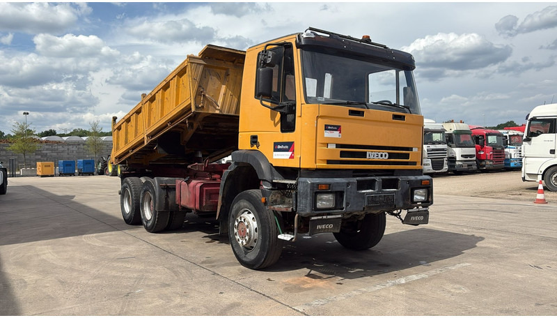 Iveco Eurotrakker 260 E 34 (POMPE MANUELLE / 6X6 / LAMES / GRAND PONT / STEEL SUSP. / MANUAL PUMP) - شاحنة قلاب: صورة 3 Iveco Eurotrakker 260 E 34 (POMPE MANUELLE / 6X6 / LAMES / GRAND PONT / STEEL SUSP. / MANUAL PUMP) - شاحنة قلاب: صورة 3