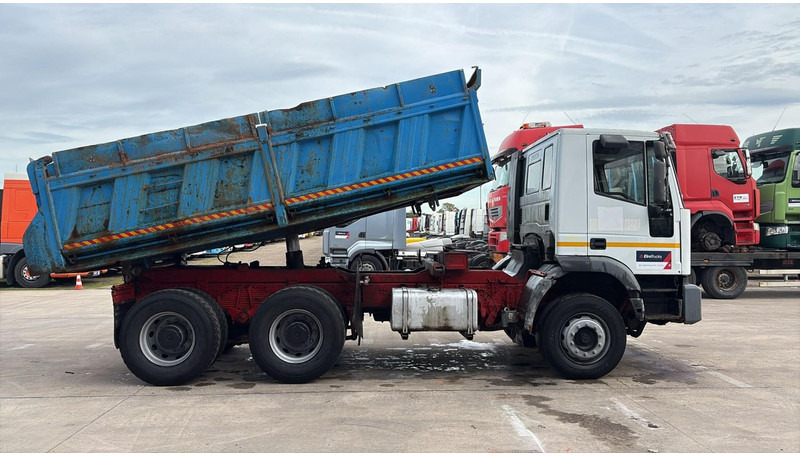 Iveco Eurotrakker 260 E 37 (POMPE MANUELLE / MANUAL PUMP / LAMES / STEEL SUSP. / BIG AXLE / GRANT PONT) - شاحنة قلاب: صورة 3 Iveco Eurotrakker 260 E 37 (POMPE MANUELLE / MANUAL PUMP / LAMES / STEEL SUSP. / BIG AXLE / GRANT PONT) - شاحنة قلاب: صورة 3