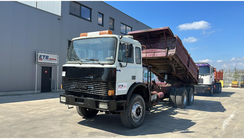 Iveco MAGIRUS 260 - 34 (LIVRAISON GRATUITE AU PORT D'ANVERS / POMPE MANUELLE) - شاحنة قلاب: صورة 1 Iveco MAGIRUS 260 - 34 (LIVRAISON GRATUITE AU PORT D'ANVERS / POMPE MANUELLE) - شاحنة قلاب: صورة 1