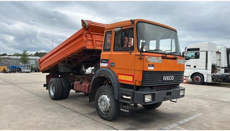 Iveco Magirus 170 - 23 (BOITE ZF / POMPE MANUELLE / V8 / LAMES / GRAND PONT) - شاحنة قلاب: صورة 3 Iveco Magirus 170 - 23 (BOITE ZF / POMPE MANUELLE / V8 / LAMES / GRAND PONT) - شاحنة قلاب: صورة 3
