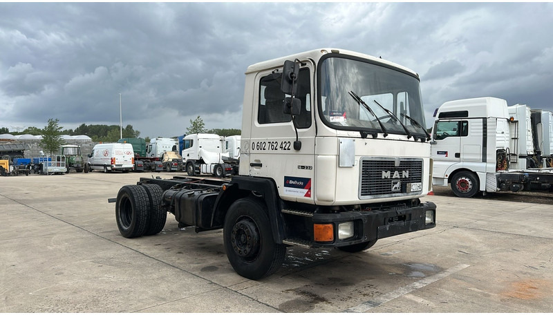 MAN 18.232 (MANUAL PUMP / 6 CYLINDER / POMPE MANUELLE / LAMES / STEEL SUSPENSION) - شاحنة هيكل كابينة: صورة 4 MAN 18.232 (MANUAL PUMP / 6 CYLINDER / POMPE MANUELLE / LAMES / STEEL SUSPENSION) - شاحنة هيكل كابينة: صورة 4