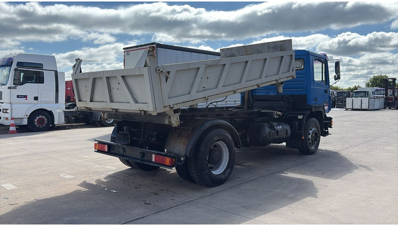 MAN 19.322 (MANUAL PUMP / STEEL SUSP. / LAMES / POMPE MANUELLE / BIG AXLE / GRAND PONT) - شاحنة قلاب: صورة 5 MAN 19.322 (MANUAL PUMP / STEEL SUSP. / LAMES / POMPE MANUELLE / BIG AXLE / GRAND PONT) - شاحنة قلاب: صورة 5
