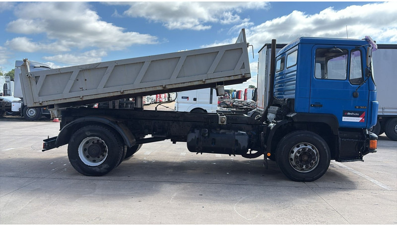 MAN 19.322 (MANUAL PUMP / STEEL SUSP. / LAMES / POMPE MANUELLE / BIG AXLE / GRAND PONT) - شاحنة قلاب: صورة 4 MAN 19.322 (MANUAL PUMP / STEEL SUSP. / LAMES / POMPE MANUELLE / BIG AXLE / GRAND PONT) - شاحنة قلاب: صورة 4