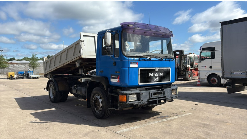 MAN 19.322 (MANUAL PUMP / STEEL SUSP. / LAMES / POMPE MANUELLE / BIG AXLE / GRAND PONT) - شاحنة قلاب: صورة 3 MAN 19.322 (MANUAL PUMP / STEEL SUSP. / LAMES / POMPE MANUELLE / BIG AXLE / GRAND PONT) - شاحنة قلاب: صورة 3