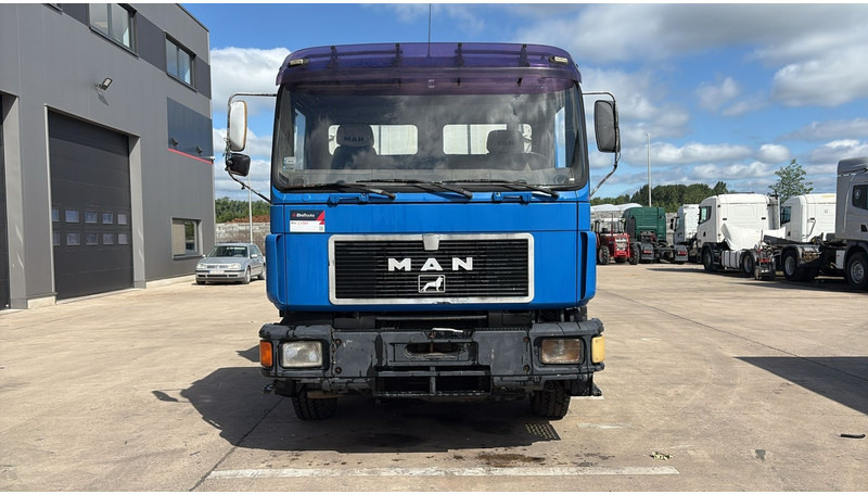 MAN 19.322 (MANUAL PUMP / STEEL SUSP. / LAMES / POMPE MANUELLE / BIG AXLE / GRAND PONT) - شاحنة قلاب: صورة 2 MAN 19.322 (MANUAL PUMP / STEEL SUSP. / LAMES / POMPE MANUELLE / BIG AXLE / GRAND PONT) - شاحنة قلاب: صورة 2