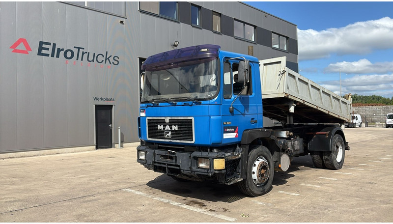 MAN 19.322 (MANUAL PUMP / STEEL SUSP. / LAMES / POMPE MANUELLE / BIG AXLE / GRAND PONT) - شاحنة قلاب: صورة 1 MAN 19.322 (MANUAL PUMP / STEEL SUSP. / LAMES / POMPE MANUELLE / BIG AXLE / GRAND PONT) - شاحنة قلاب: صورة 1