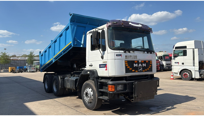 MAN 26.322 (MANUAL PUMP / POMPE MANUELLE / LAMES / GRAND PONT / BIG AXLE) - شاحنة قلاب: صورة 3 MAN 26.322 (MANUAL PUMP / POMPE MANUELLE / LAMES / GRAND PONT / BIG AXLE) - شاحنة قلاب: صورة 3