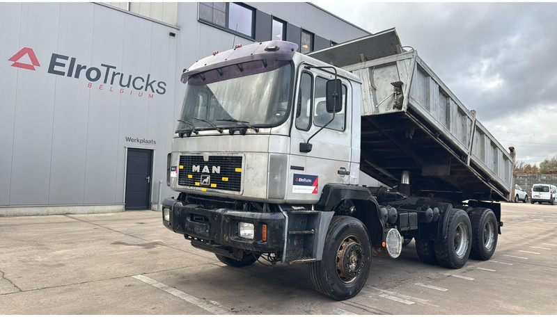 MAN 26.372 (MANUAL PUMP / POMPE MANUELLE / LAMES / GRAND PONT / STEEL SUSP. / 6 CYLINDER) - شاحنة قلاب: صورة 1 MAN 26.372 (MANUAL PUMP / POMPE MANUELLE / LAMES / GRAND PONT / STEEL SUSP. / 6 CYLINDER) - شاحنة قلاب: صورة 1