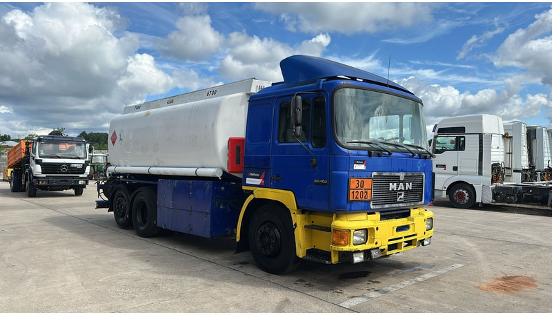 MAN 26.402 (18.000 L / 6X2 / 6 CYLINDER / FRONT STEEL / 3 COMPARTIMENTS) - شاحنة صهريج: صورة 3 MAN 26.402 (18.000 L / 6X2 / 6 CYLINDER / FRONT STEEL / 3 COMPARTIMENTS) - شاحنة صهريج: صورة 3