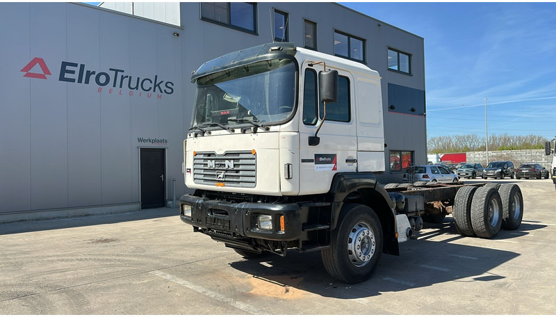 MAN 33.464 (6 CYLINDER / EURO 2 / SEMI MANUAL PUMP / BIG AXLE / STEEL SUSP. / LAMES) - شاحنة هيكل كابينة: صورة 1 MAN 33.464 (6 CYLINDER / EURO 2 / SEMI MANUAL PUMP / BIG AXLE / STEEL SUSP. / LAMES) - شاحنة هيكل كابينة: صورة 1