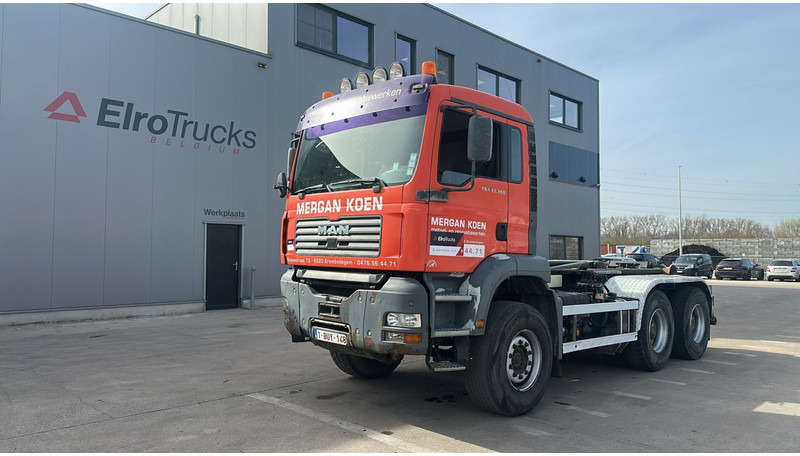 شاحنة ذات خطاف MAN TGA 33.360 (MANUAL GEARBOX / BELGIAN TRUCK / 6X4 / BIG AXLE / SEMI MANUAL PUMP): صورة 1