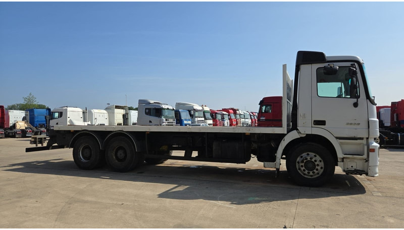 Mercedes-Benz Actros 2636 (6X4 / LAMES / GRAND PONT / MP2 / STEEL SUSP. / BOITE MANUELLE / MANUAL GEARBOX / 9M CHASSIS !!!) - شاحنات مسطحة: صورة 4 Mercedes-Benz Actros 2636 (6X4 / LAMES / GRAND PONT / MP2 / STEEL SUSP. / BOITE MANUELLE / MANUAL GEARBOX / 9M CHASSIS !!!) - شاحنات مسطحة: صورة 4
