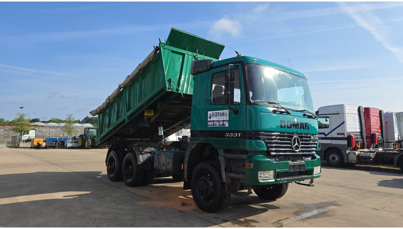 Mercedes-Benz Actros 3331 (BOITE MANUELLE / 6X6 / LAMES / GRAND PONT / V6) - شاحنة قلاب: صورة 3 Mercedes-Benz Actros 3331 (BOITE MANUELLE / 6X6 / LAMES / GRAND PONT / V6) - شاحنة قلاب: صورة 3