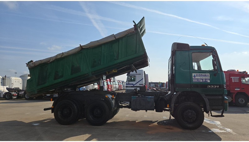 Mercedes-Benz Actros 3331 (BOITE MANUELLE / 6X6 / LAMES / GRAND PONT / V6) - شاحنة قلاب: صورة 4 Mercedes-Benz Actros 3331 (BOITE MANUELLE / 6X6 / LAMES / GRAND PONT / V6) - شاحنة قلاب: صورة 4