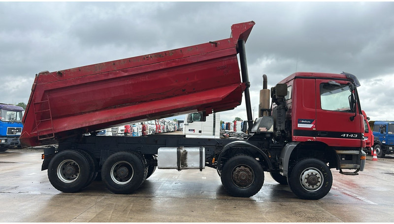 Mercedes-Benz Actros 4143 (BOITE MANUELLE / 8X8 / MANUAL GEARBOX / LAMES / GRAND PONT / BIG AXLE) - شاحنة قلاب: صورة 4 Mercedes-Benz Actros 4143 (BOITE MANUELLE / 8X8 / MANUAL GEARBOX / LAMES / GRAND PONT / BIG AXLE) - شاحنة قلاب: صورة 4