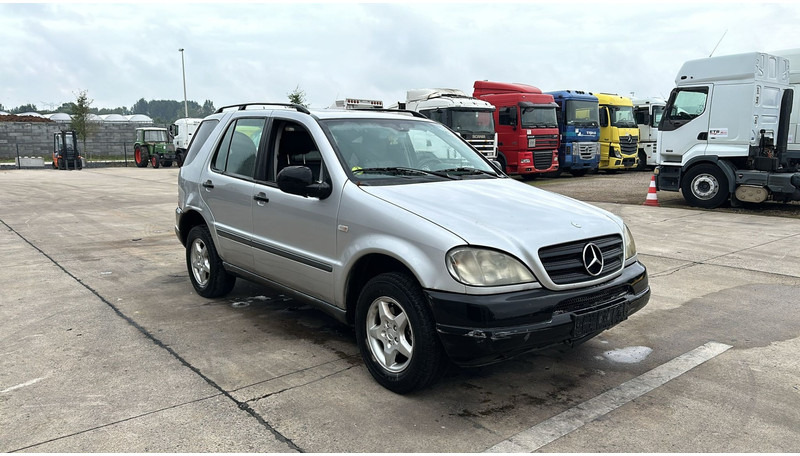 Mercedes-Benz M-Klasse ML 270 CDI - سيارة دفع رباعي: صورة 3 Mercedes-Benz M-Klasse ML 270 CDI - سيارة دفع رباعي: صورة 3