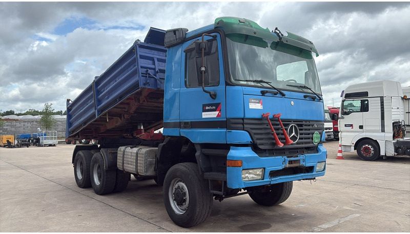 Mercedes-Benz actros 3340 (6X6 / BOITE MANUELLE /MANUAL GEARBOX / 3 PONTS / V6 / MP1) - شاحنة قلاب: صورة 3 Mercedes-Benz actros 3340 (6X6 / BOITE MANUELLE /MANUAL GEARBOX / 3 PONTS / V6 / MP1) - شاحنة قلاب: صورة 3