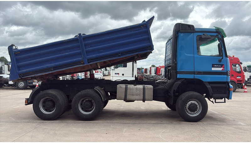 Mercedes-Benz actros 3340 (6X6 / BOITE MANUELLE /MANUAL GEARBOX / 3 PONTS / V6 / MP1) - شاحنة قلاب: صورة 4 Mercedes-Benz actros 3340 (6X6 / BOITE MANUELLE /MANUAL GEARBOX / 3 PONTS / V6 / MP1) - شاحنة قلاب: صورة 4