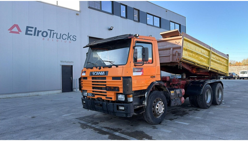 Scania 92 M (MANUAL PUMP / 6X4 / STEEL SUSP. / LAMES / POMPE MANUELLE) - شاحنة قلاب: صورة 1 Scania 92 M (MANUAL PUMP / 6X4 / STEEL SUSP. / LAMES / POMPE MANUELLE) - شاحنة قلاب: صورة 1